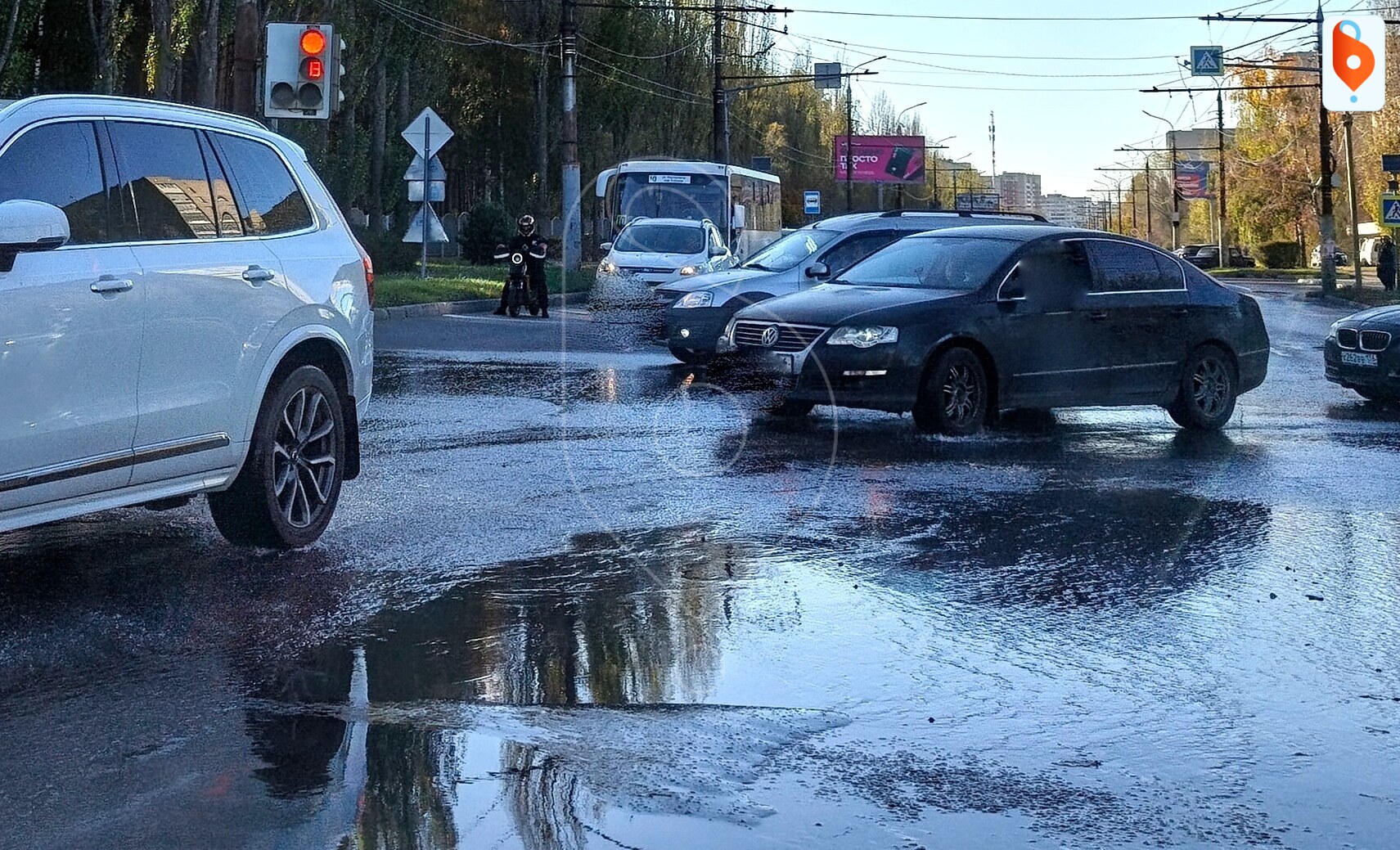 Вода уже несколько дней затапливает перекресток ул. Героев Сибиряков и Дундича