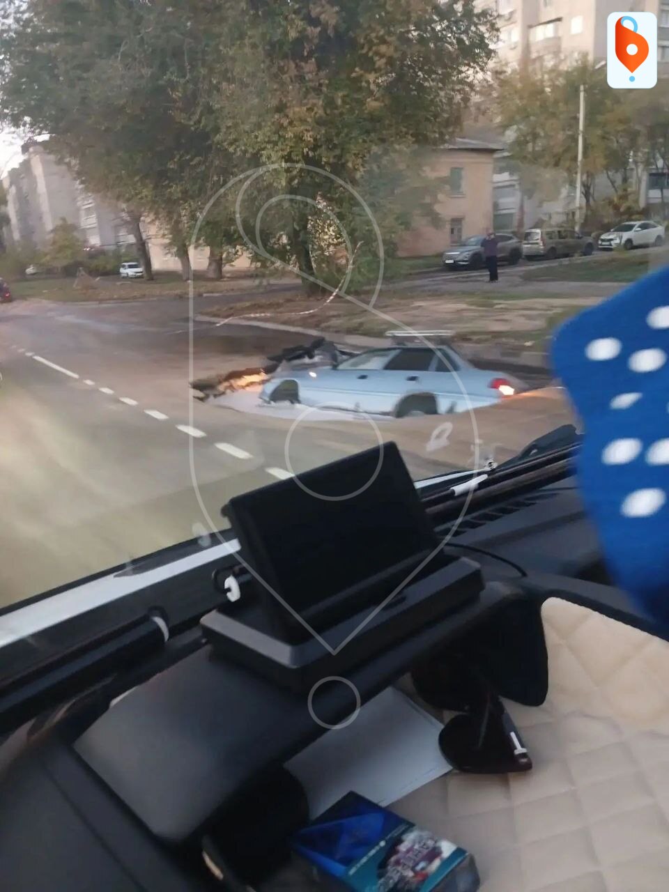 Автомобиль провалился в яму на Ленинградской