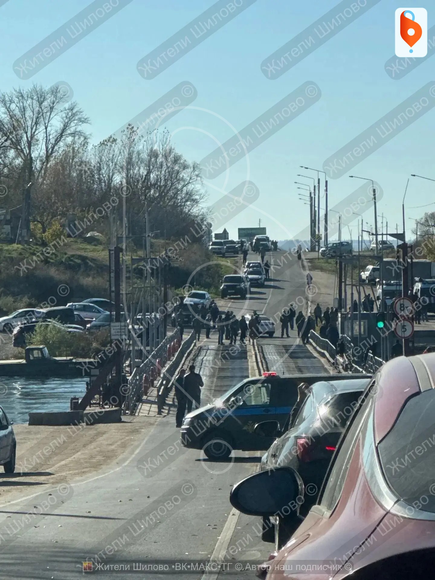 Грузовик свалился в воду с понтонного моста в Шилово