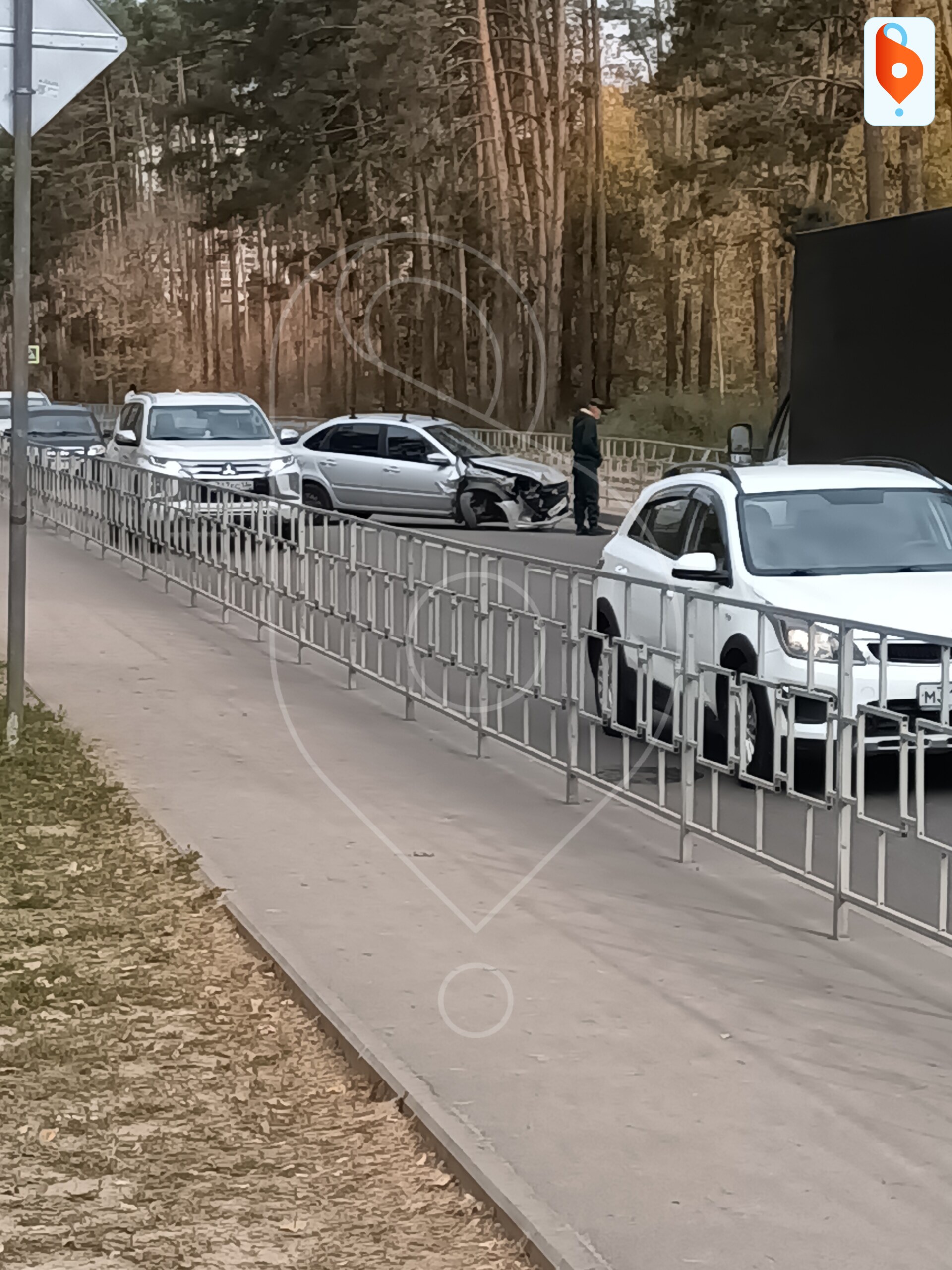 Мужчина на легковушке врезался в ограждение