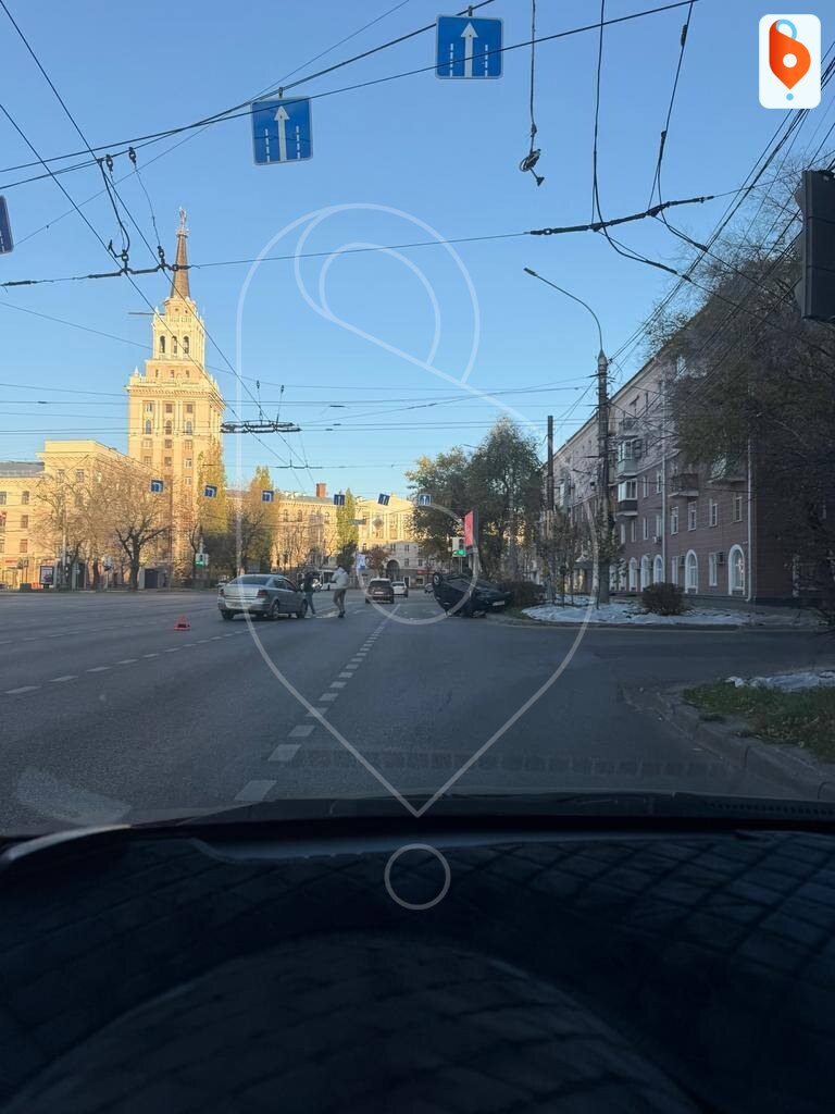 Легковушка перевернулась, еще одно авто пострадало в серьезном ДТП у цирка