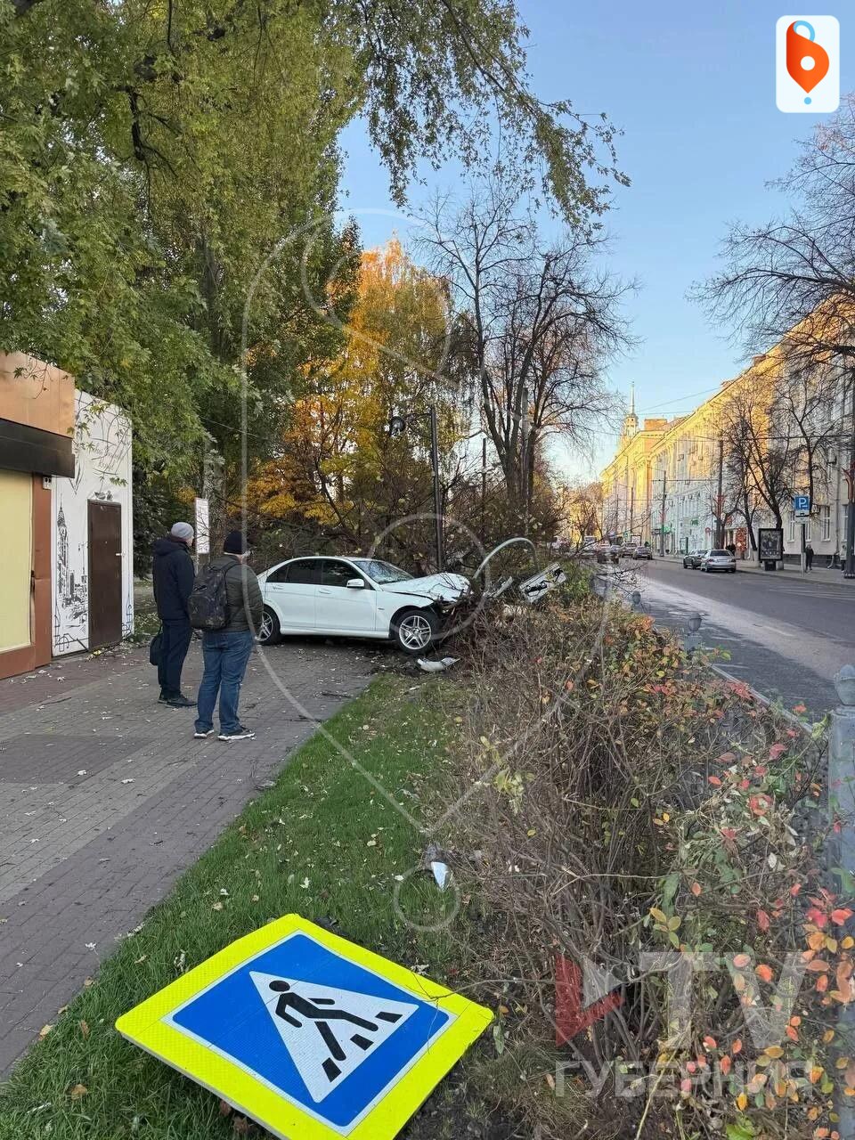 Машина проехала сквозь Кольцовский сквер и врезалась в столб