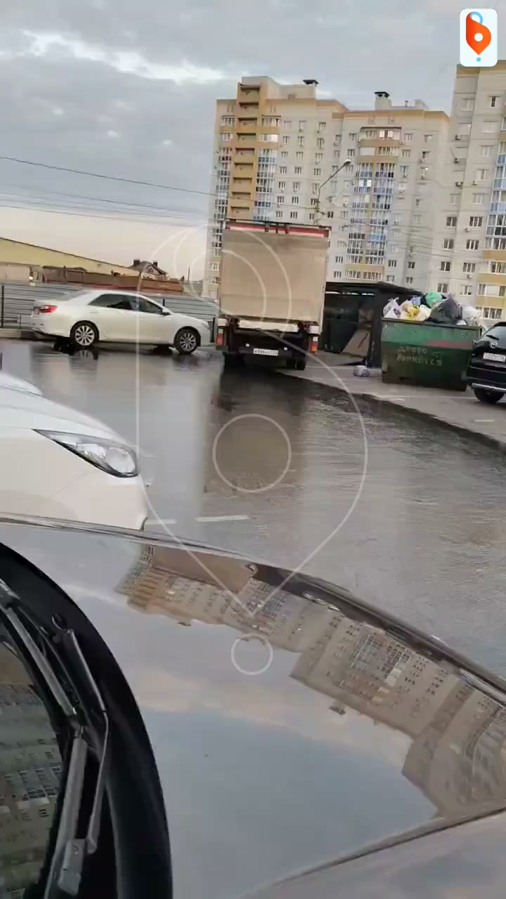 Целый квартал затапливают полноводные реки из канализационных коллекторов на улице Независимости