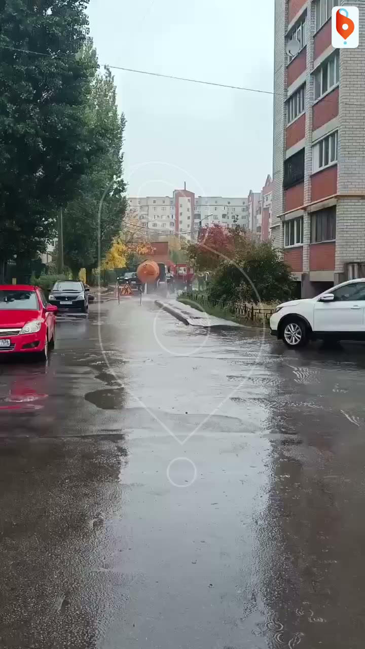 Воронежцы жалуются на открытые ямы и люки, а также отсутствие воды на Урывского